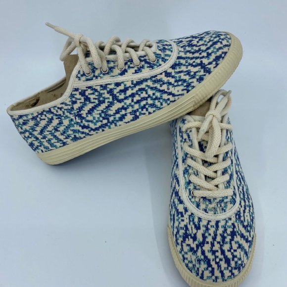 New Startas Ladies Sneaks Size 8
